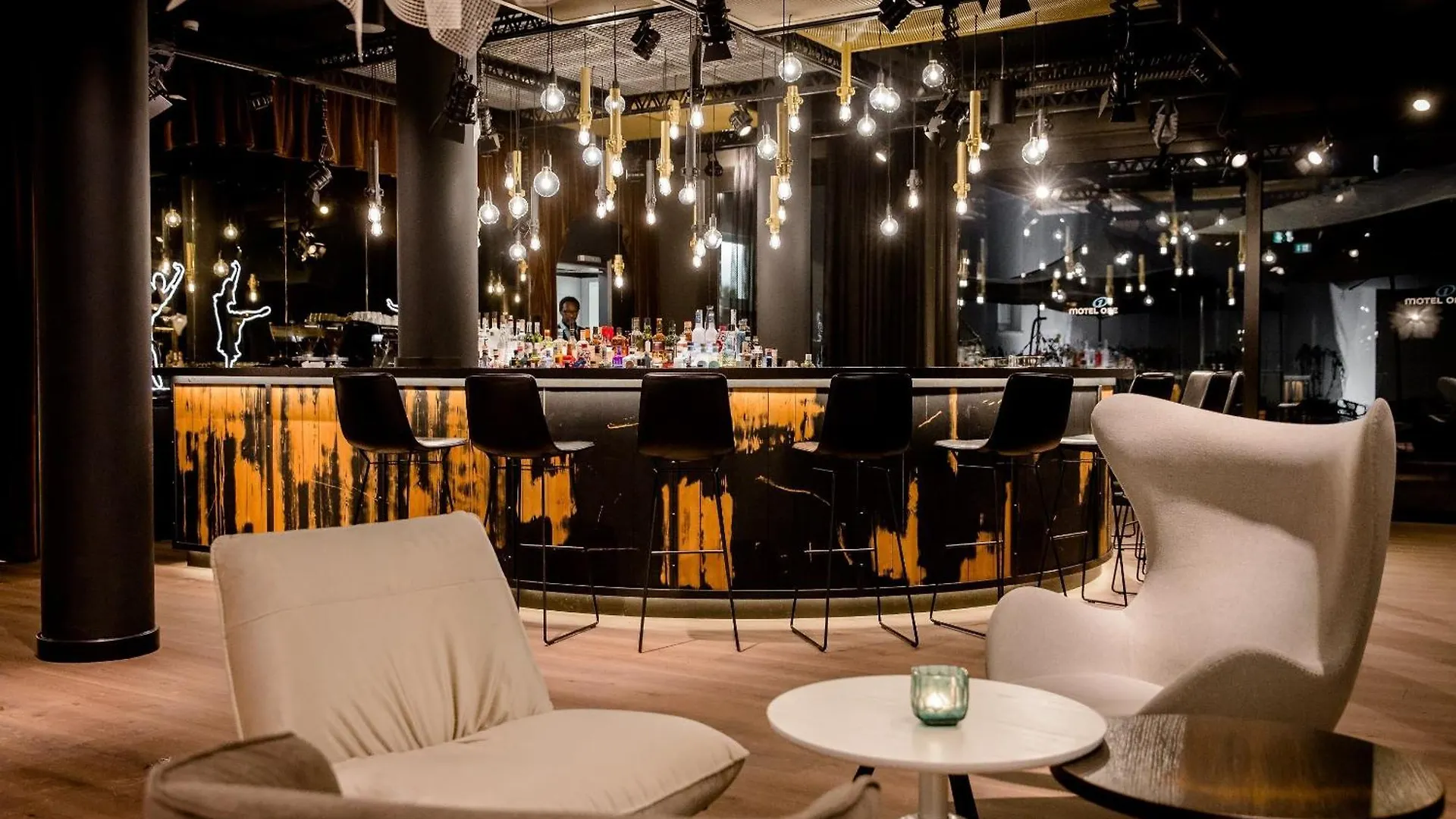 Motel One Stuttgart-Mitte Hotel